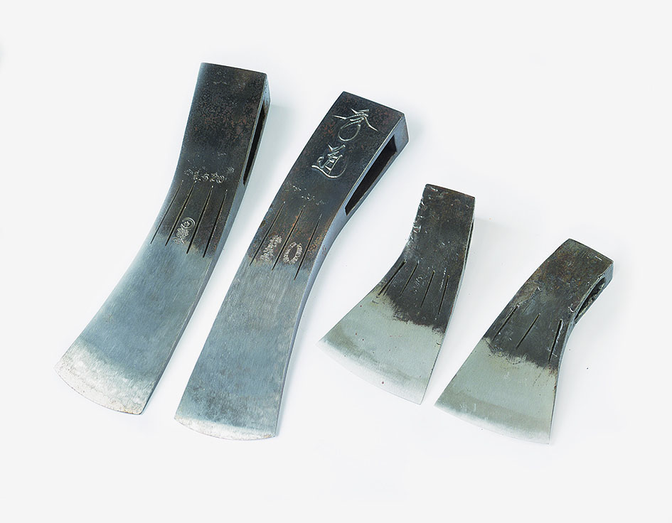 伝統工芸品「野鍛冶刃物」の斧と溝