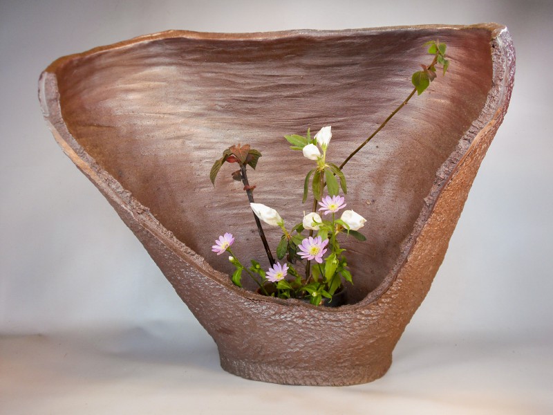伝統工芸品「岡本焼」の花器の写真