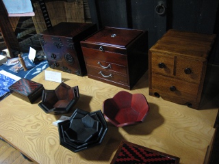 Products in which skills for Iwayado Tansu are used. Even drawers of small chests slide in and out easily. (provided by Fujisato Mokkojo) 
