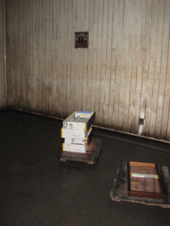 漆の乾燥に最適な湿度・温度に保たれた室。