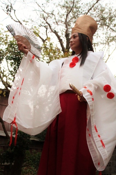 Shirabyoushi: Costume called Suikan; Yoshitsune’s lover Shizuka Gozen (who is a music and dance performer from the end of the Heian period to Kamakura period). It is primarily a male costume. 