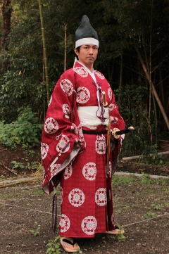 Yoshitsune(a famous worrier in the Kamakura period)-image costume, Hitatare. Dressed just like Yoshitsune, Iza Kamakura!(Let’s go to Kamakura for fight!)
<br /> 