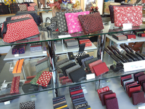 袋物から小物まで、印伝にはめずらしい色とりどりの商品が並ぶ店内