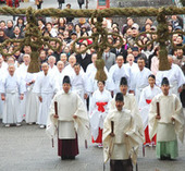 注連縄掛神事　―通称「お笑い神事」―