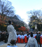 注連縄掛神事 ―通称「お笑い神事」― 注連縄掛神事 ―通称「お笑い神事」―